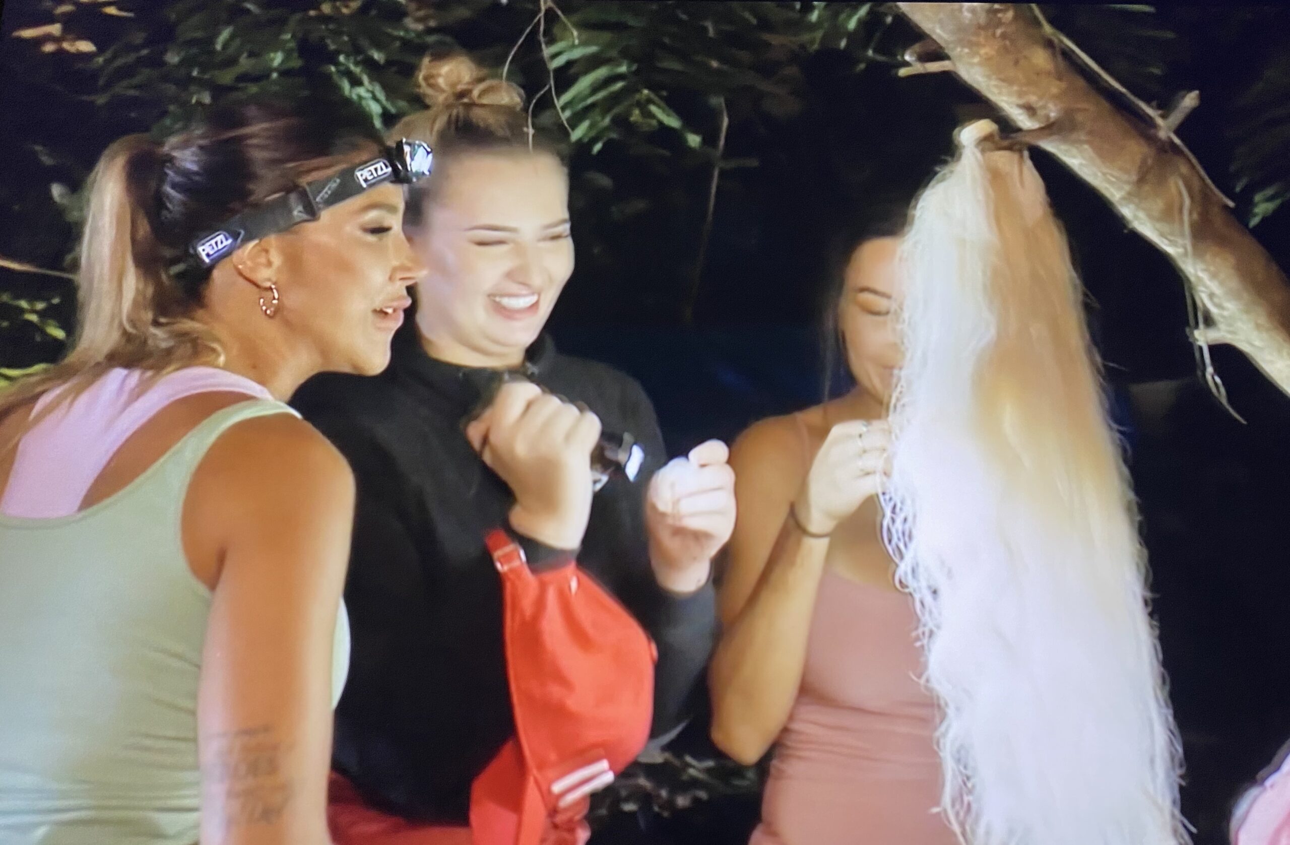 Echte meisjes in de jungle: een prachtig moment van verbroedering