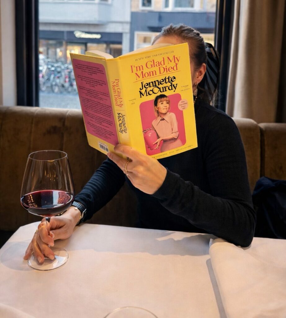 Recensie: Het blonde meisje van iCarly vertelt dapper haar krankzinnige levensverhaal